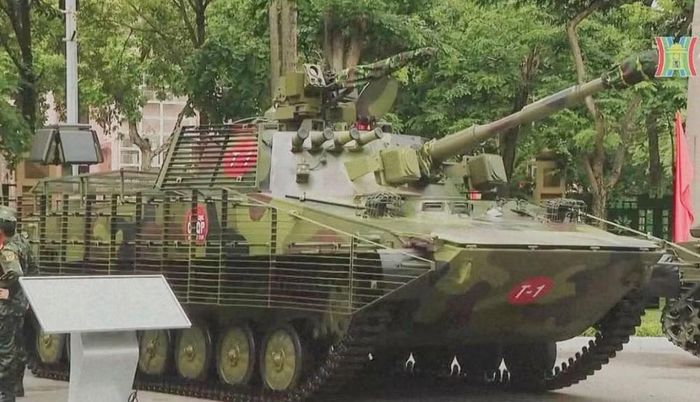 Cỗ chiến xa này vẫn sử dụng pháo 76 mm đời cũ, nhưng đã được trang bị hệ thống nạp đạn tự động 15 viên trong băng chuyền, điều này mang lại tốc độ bắn cao.