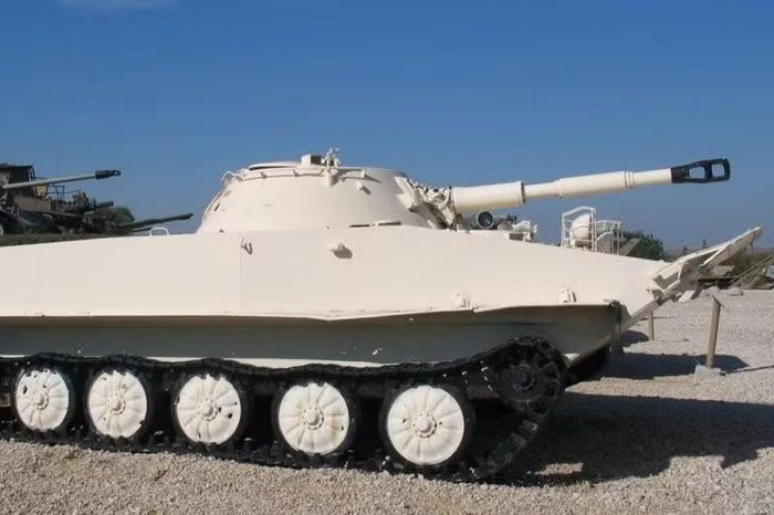Năm 1973, xe tăng PT-76 đã chiến đấu ở cả hai phía chiến tuyến trong Chiến tranh Yom Kippur. Chúng được sử dụng ở Nam Tư cũ trong nửa đầu những năm 1990 và trong các sự kiện ở Bắc Caucasus.