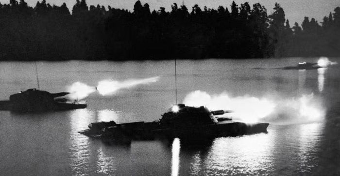 PT-76 có trọng lượng chiến đấu 14,5 tấn, nó được trang bị pháo nòng xoắn cỡ 76 mm loại D-56T và súng máy đồng trục 7,62 mm SGMT.