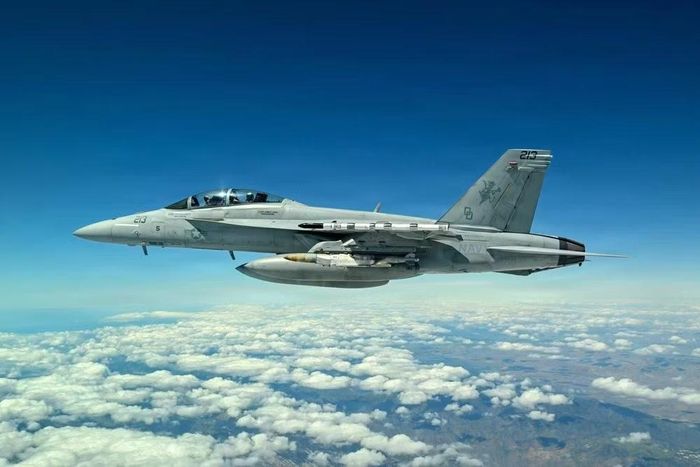 Điều này nghĩa là tầm bắn thực tế của bom JDAM LR, nếu tính từ tiền tuyến đến mục tiêu sẽ không lớn lắm, ước chừng vào khoảng 200 km mà thôi.