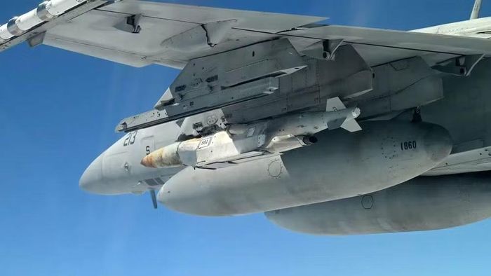 Tập đoàn Boeing đã nhận được sự cho phép để bắt đầu chế tạo loại đạn dẫn đường chính xác JDAM LR (bom GBU-75) cho Hải quân Mỹ. Thông tin này đã được nhà sản xuất công bố trong một thông cáo báo chí.