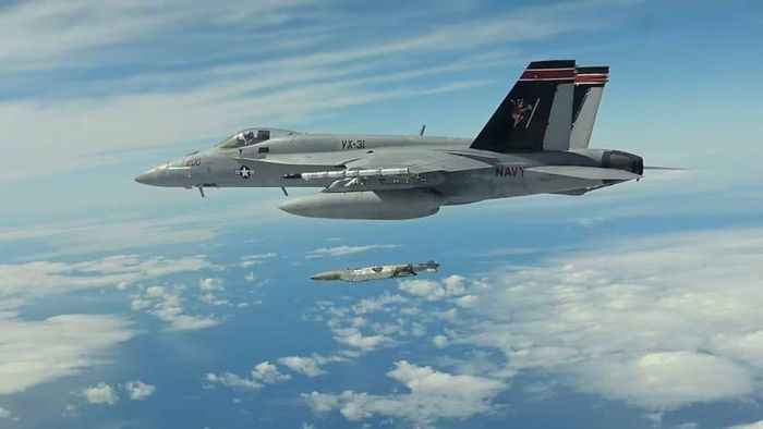 Bên cạnh đó, bom JDAM bị nhận xét dễ bị tổn thương trước hệ thống tác chiến điện tử, điều này ảnh hưởng tiêu cực đến độ chính xác. Ngoài ra bom JDAM LR bay càng lâu thì các hệ thống tác chiến điện tử của Nga càng có nhiều thời gian để tác động lên nó.