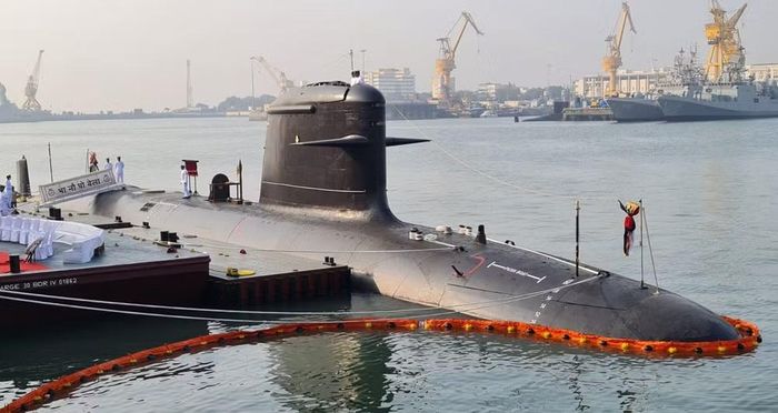 Trước khi khởi công đóng mới, các chuyên gia Indonesia đã được đào tạo và huấn luyện chuyên sâu tại Cherbourg, Pháp, để đạt được các chứng chỉ cần thiết.