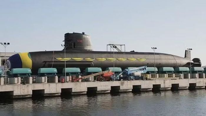 Theo các điều khoản của thỏa thuận hợp tác, xưởng đóng tàu Indonesia chịu trách nhiệm về việc tạo hình thân tàu, tích hợp thiết bị, thử nghiệm và lắp ráp cuối cùng, trong khi phía Pháp cung cấp hỗ trợ thiết kế và kỹ thuật.