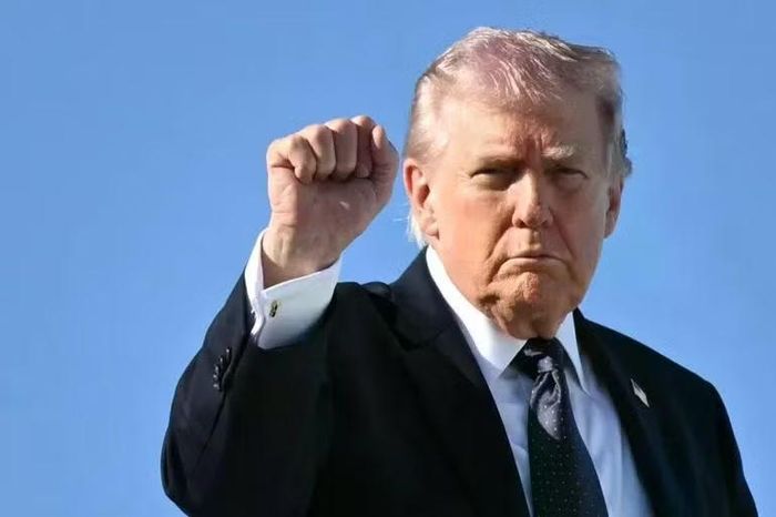 Ông Trump thừa nhận rằng bản thân đã bị lừa dối về tình trạng thực sự của kho dự trữ tên lửa tấn công và phòng không. Trong khi đó ở chiều ngược lại, ông Hegseth cố gắng đổ lỗi cho cấp phó Stephen Feinberg của mình.