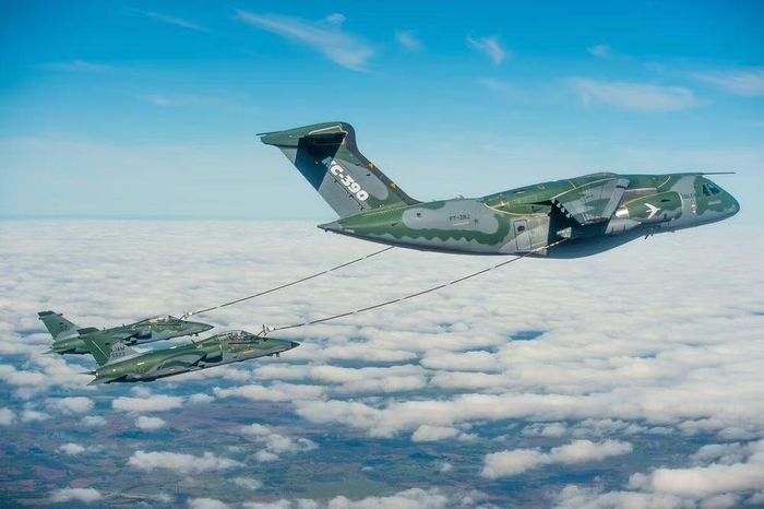 Điều này mang lại cho KC-390 lợi thế về tốc độ tối đa lớn hơn. Ngoài ra hệ thống điện tử hàng không tiên tiến mang tới độ an toàn, tin cậy cao, cũng như giảm tải khối lượng công việc của phi công.