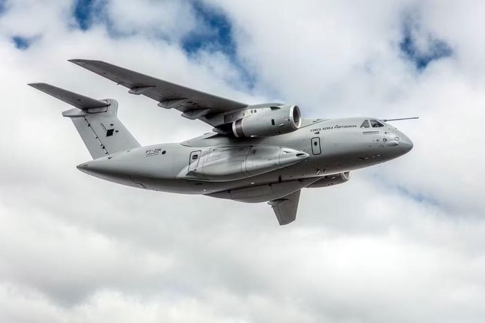 Khi so sánh KC-390 Millennium với A400M Atlas của Airbus, một số điểm tương phản thú vị đã xuất hiện. Sự khác biệt rõ ràng nhất là hệ thống động cơ phản lực của KC-390, trái ngược với loại cánh quạt lắp trên A400M.