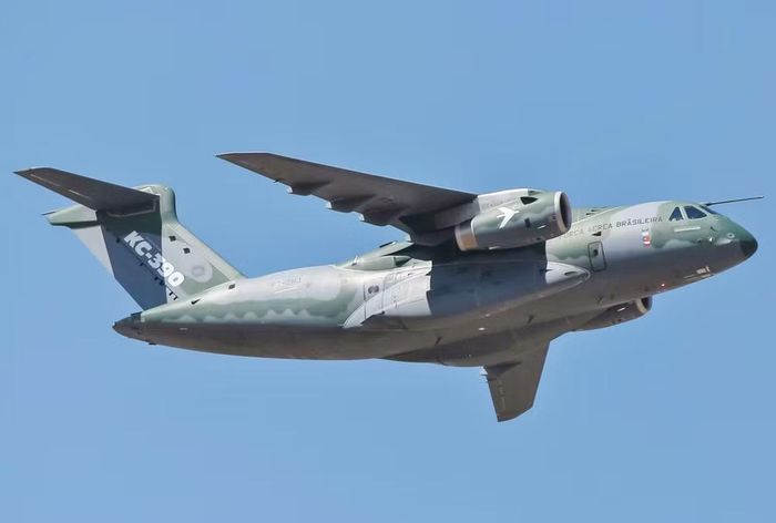 Cần nhấn mạnh, KC-390 Millennium là máy bay vận tải quân sự tầm trung đa năng, 2 động cơ phản lực. Ngoài khả năng chuyên chở nhiều loại hàng hóa và binh sĩ, nó còn có thể thực hiện hoạt động tìm kiếm cứu nạn, sơ tán y tế và tiếp nhiên liệu trên không cho máy bay khác.