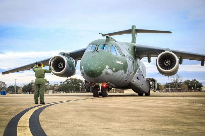 Như vậy sau khi liên tiếp đánh bại đối thủ C-130J Super Hercules do Mỹ chế tạo, vận tải cơ KC-390 lại "soán ngôi" A400M, cho thấy đây sẽ là một vận tải cơ rất ăn khách trong vài năm tới.