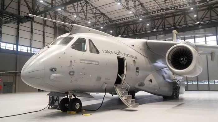 Trước đó Colombia từng cân nhắc việc mua máy bay vận tải Airbus A400M Atlas của châu Âu. Tưởng như hai bên tiến sát thời thỏa thuận khi họ đã ký với Công ty Saab của Thụy Điển hợp đồng cung cấp 17 tiêm kích JAS 39 Gripen, nhưng cuối cùng KC-390 lại được lựa chọn.