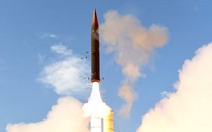 Những tổ hợp Arrow 2 và Arrow 3 tạo thành tầng cao nhất của hệ thống phòng không đa tầng của Israel, hoạt động cùng với các hệ thống Iron Dome, David's Sling và Iron Beam.