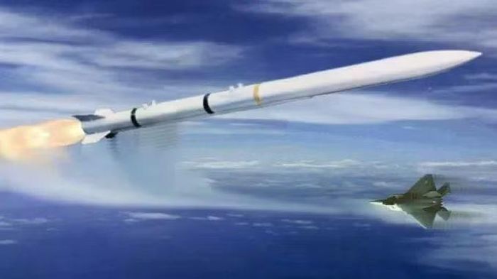 Tên lửa không chiến AIM-260 dự kiến đạt tốc độ Mach 5. Tầm bắn tối đa của nó chưa được tiết lộ, nhưng nhà sản xuất cho biết nó sẽ "lớn hơn đáng kể" so với AIM-120D-3 - loại tên lửa mà thông số kỹ thuật chính xác cũng chưa được công bố chính thức.