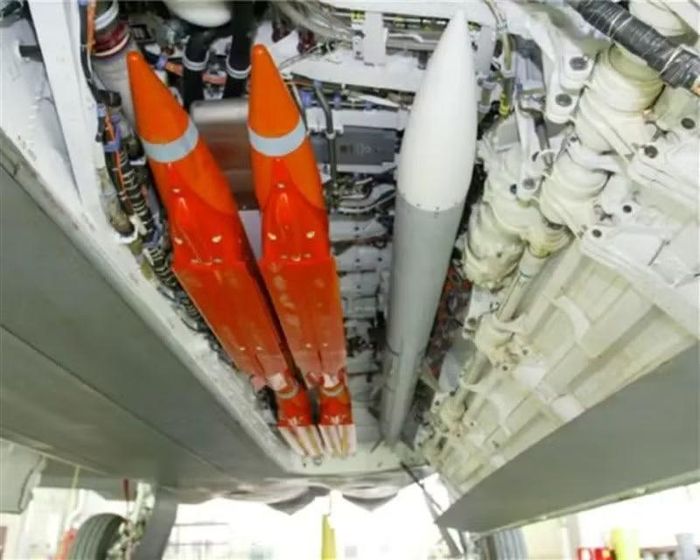 Tuy vậy việc tích hợp AIM-260 JATM với máy bay tác chiến điện tử EA-18G Growler dường như là thông tin mới. Trước đây F/A-18E/F Super Hornet và F-22 Raptor nằm trong số các chiến đấu cơ của Mỹ được xem xét là lựa chọn ưu tiên để trang bị tên lửa này.