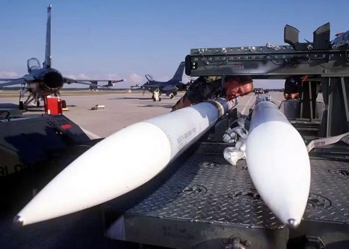 Chưa dừng lại đây, máy bay không người lái MQ-28 Ghost Bat cũng có thể mang loại đạn không chiến này, khi chiếc UAV nói trên đã chứng minh khả năng sử dụng vũ khí từ giá treo bên ngoài bằng cách phóng tên lửa AIM-120 AMRAAM.
