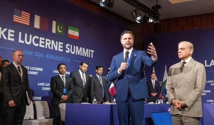 Áp lực đối với ông Trump cũng tăng khi giá xăng tại Mỹ ở mức cao và sự ủng hộ dành cho cuộc chiến suy giảm. Iran đồng thời cảnh báo các đồng minh Vùng Vịnh của Mỹ rằng Tehran sẽ tấn công hạ tầng năng lượng nếu Washington mở thêm các đợt không kích.