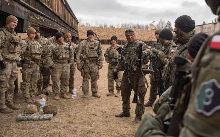 Quân đoàn 5 đặt sở chỉ huy tại Fort Knox, bang Kentucky, đồng thời đồn trú tại căn cứ Kosciuszko ở Ba Lan.