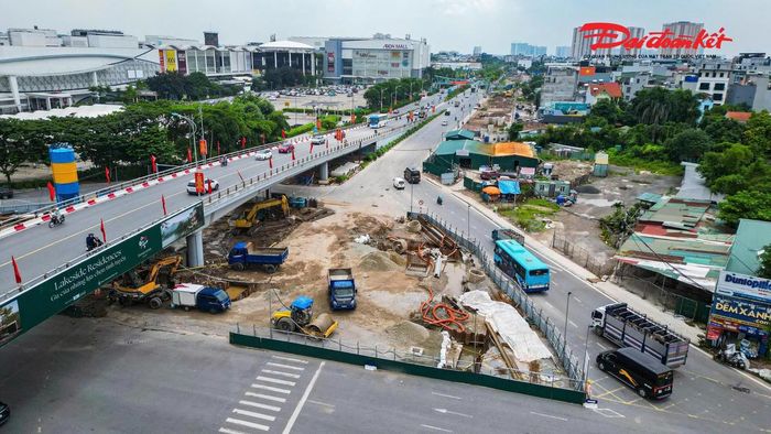 Theo ghi nhận của PV Báo Đại đoàn kết sau 9 tháng triển khai, nhiều hạng mục của công trình đã từng bước hình thành. Trên công trường, các nhà thầu huy động nhiều máy móc, thiết bị và nhân công, tổ chức thi công theo hình thức cuốn chiếu, tập trung vào các hạng mục kết cấu hầm, đường dẫn và hệ thống hạ tầng kỹ thuật.