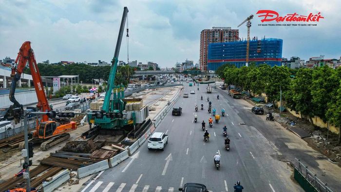 Tại khu vực đường Đàm Quang Trung, hàng rào công trường đã được dựng, các đơn vị triển khai đường dẫn xuống hầm. Việc thi công được tổ chức trong điều kiện các tuyến đường xung quanh vẫn phải duy trì lưu thông, đòi hỏi phương án tổ chức giao thông phù hợp để hạn chế ảnh hưởng đến việc đi lại của người dân.