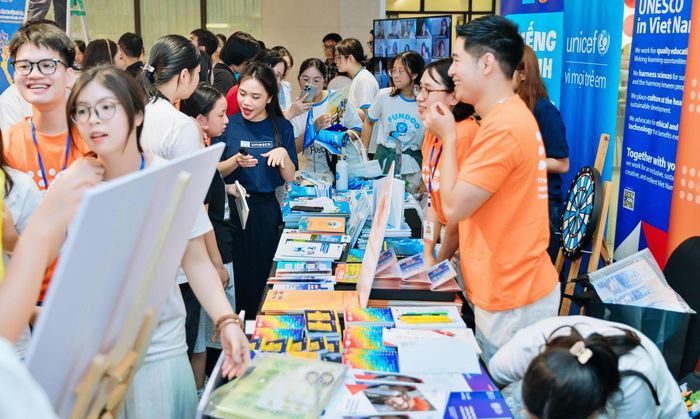 Không gian sự kiện trở nên vô cùng sôi động với sự góp mặt của đông đảo các bạn trẻ, sinh viên và thanh thiếu nhi. Ảnh: BTC.