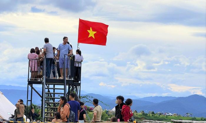 Cờ Tổ quốc tung bay trên thảo nguyên Bùi Hui. Ảnh: CĐ.
