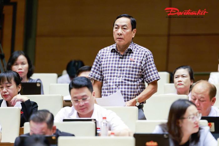 Đại biểu Phạm Văn Hòa phát biểu (Ảnh: Quang Vinh)