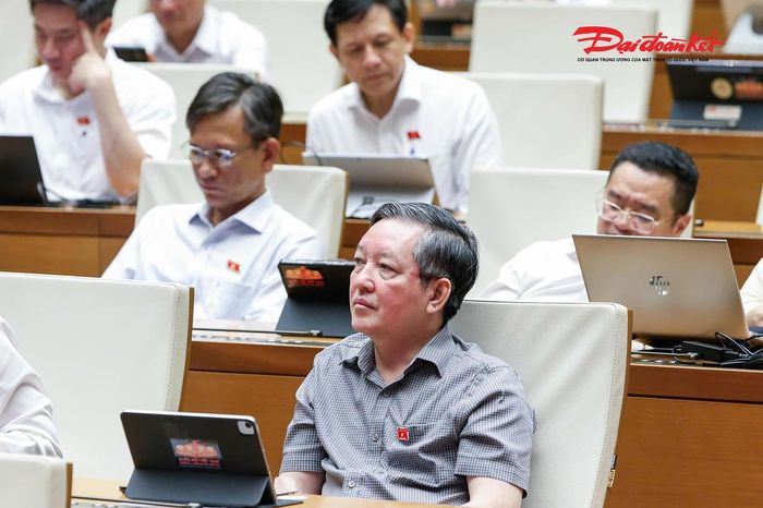 Phó Chủ tịch UBTƯ MTTQ Việt Nam, Chủ tịch Hội Nông dân Việt Nam Lương Quốc Đoàn và các đại biểu Quốc hội tham dự phiên thảo luận buổi chiều (Ảnh: Quang Vinh)
