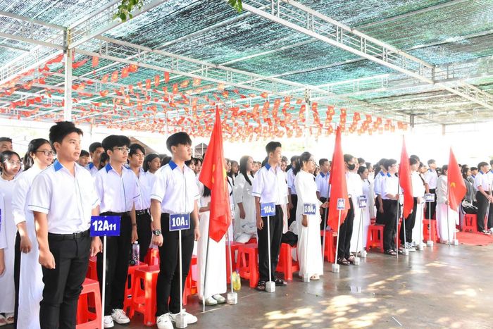 Học sinh Trường THPT Nguyễn Khuyến dự lễ khai giảng. Ảnh SL