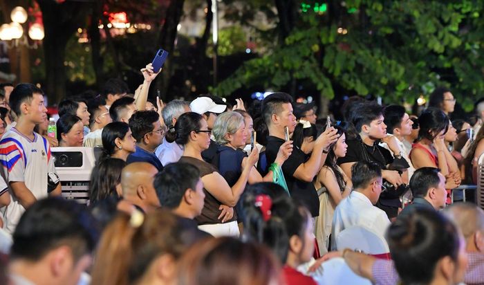 Đông đảo người dân Thủ đô và du khách trong, ngoài nước theo dõi chương trình bế mạc. 