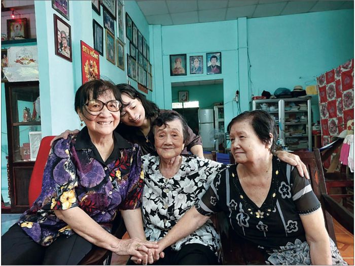  Từ phải qua, bà Ba Hương, bà Bảy Mô và những người bạn. 
