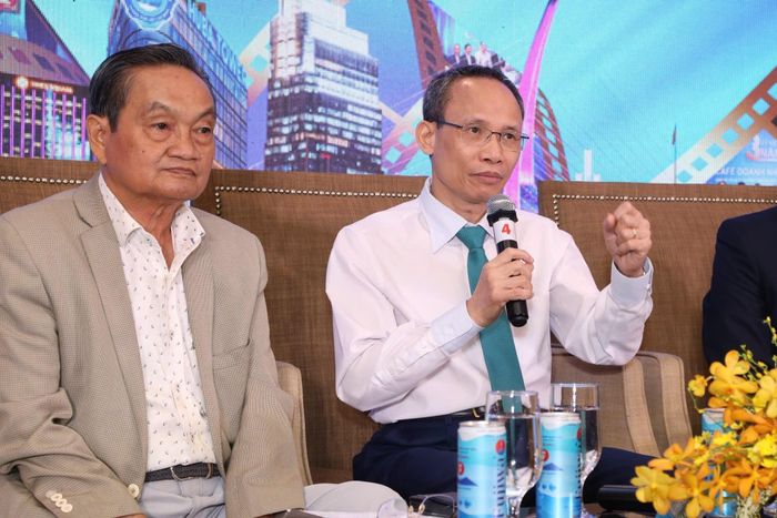  TS Cấn Văn Lực (bên phải) và TS Trần Du Lịch (bên trái) tại Talkshow ngày 8/8. Ảnh: HUBA. 