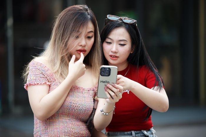  Người dùng đóng vai trò quan trọng trong việc ngăn chặn các livestream bẩn trên mạng xã hội. Ảnh minh họa: Phương Lâm. 