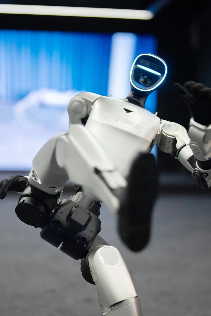  Một buổi trình diễn robot tại Unitree ở Hàng Châu, Trung Quốc, năm 2025. Robot của công ty này có thể thực hiện các động tác võ thuật Kung fu. Ảnh: NYT. 