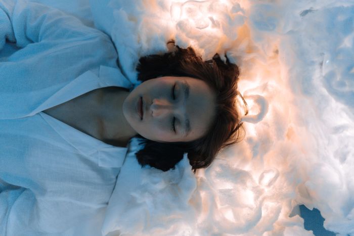 Một buổi sáng "ngủ nướng" có thể khiến mọi người cảm thấy khỏe hơn, nhưng không đồng nghĩa toàn bộ khoản thiếu hụt về giấc ngủ đã được xóa. Ảnh minh họa: Ron Lach/Pexels.