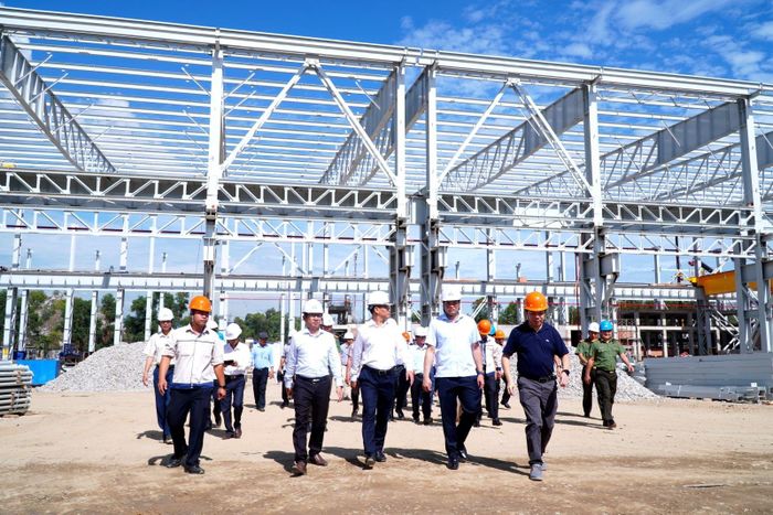 Chủ tịch UBND tỉnh Nguyễn Đức Tâm dẫn đầu đoàn công tác kiểm tra tiến độ các dự án trọng điểm của Hòa Phát tại KKT Dung Quất. Ảnh: Quangngai.gov.vn.
