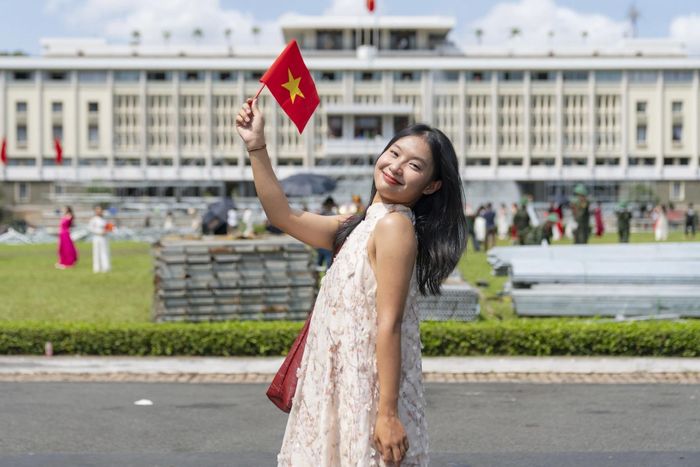 Du khách chụp ảnh dịp lễ kỷ niệm 50 năm Ngày Giải phóng miền Nam, thống nhất đất nước (30/4/1975 - 30/4/2025).
