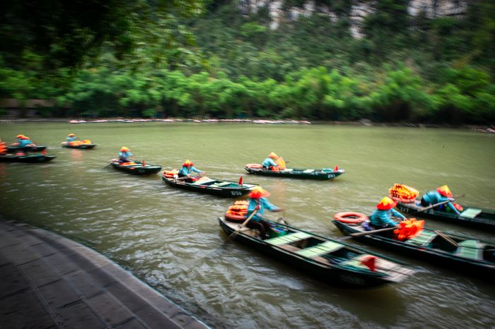 Du khách đổ về Tràng An dịp nghỉ lễ 30/4-1/5.