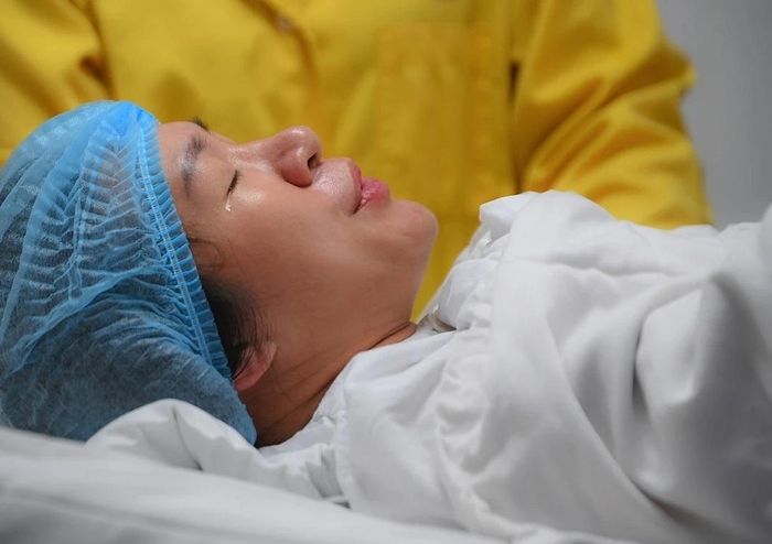 Trước khi em bé chào đời vài giờ, cơ thể mẹ thường phát ra những tín hiệu rõ rệt như cơn co dồn dập, vỡ ối, đau lưng, bụng tụt. Ảnh: Việt Linh.