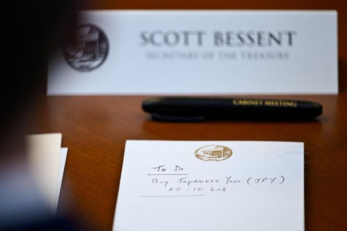 Tờ giấy ghi chú đặt trước Bộ trưởng Tài chính Mỹ Scott Bessent có dòng chữ: “Việc cần làm: Mua 5-10 tỷ USD đồng yen Nhật”, khi ông tham dự cuộc họp nội các tại Trại David, bang Maryland (Mỹ) ngày 31/7. Bức ảnh được chụp lúc 11h33 theo giờ miền Đông Mỹ, sau khi Reuters đưa tin Bộ Tài chính Mỹ đã cảnh báo các ngân hàng về khả năng Washington can thiệp vào thị trường tiền tệ Nhật Bản.