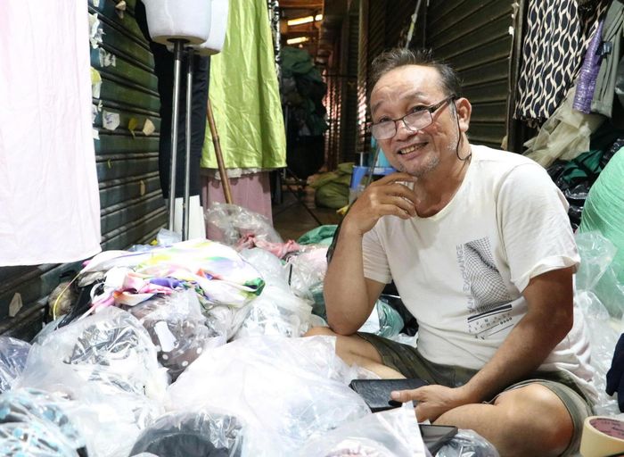 Ông Sĩ luôn giữ cho mình năng lượng tích cực dù việc buôn bán có nhiều bấp bênh.