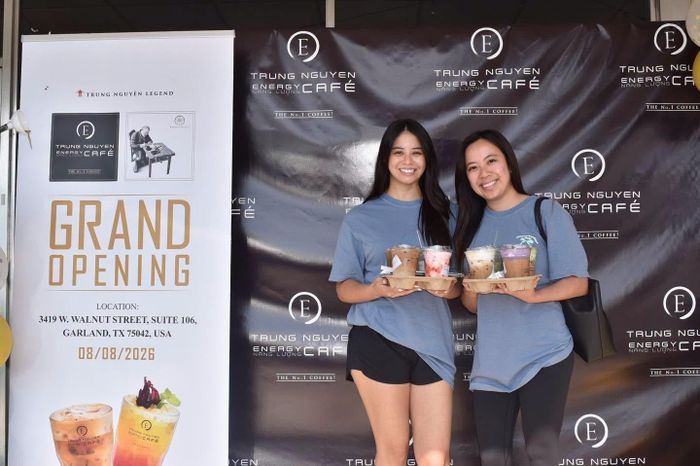 Khách hàng chụp ảnh check-in ngày 8/8.