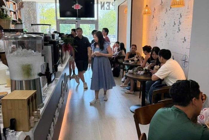 Không gian bên trong quán cà phê tại arland, bang Texas mới khai trương ngày 8/8.