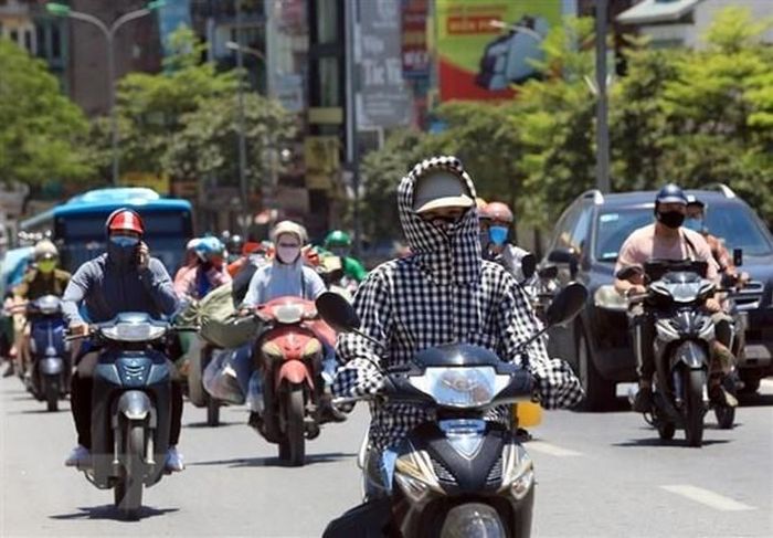 Hà Nội duy trì nắng nóng trong ngày, chiều tối và đêm có khả năng xuất hiện mưa dông. Ảnh minh họa