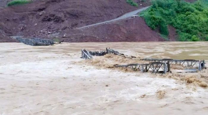 Cầu tạm Yên Hòa, xã Mỹ Lý, Nghệ An bị cuốn mất 2 nhịp, khiến giao thông bị chia cắt. Ảnh: Vi Quý