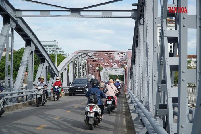 Cầu Trường Tiền được sơn lại màu nhũ bạc như nguyên bản, riêng nhịp thứ 2 (tính từ bờ Nam) đang còn sơn lớp lót. Ảnh: S.Thùy