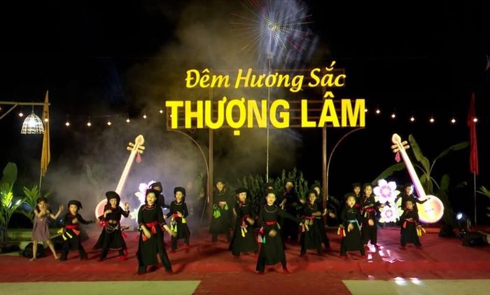 Bên cạnh đó, du khách được trải nghiệm không gian văn hóa các dân tộc; tham gia nhảy sạp, đốt lửa trại; thưởng thức các món ăn truyền thống, đặc sản địa phương, sản phẩm OCOP và nông sản đặc trưng