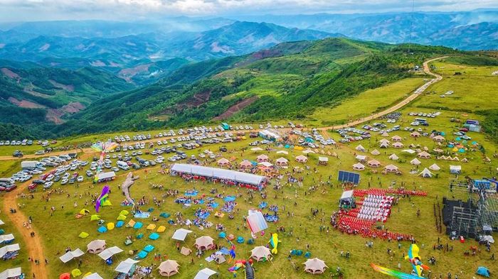 Không gian thảo nguyên Bùi Hui thu hút đông đảo người dân và du khách. Ảnh: Đoàn Vương Quốc