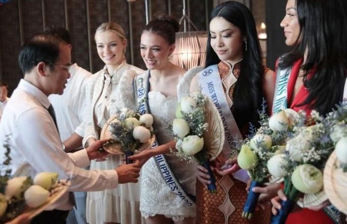 Ông Lê Ngọc Thanh, Giám đốc Sở VHTTDL Quảng Ninh tặng hoa chào đón các thí sinh