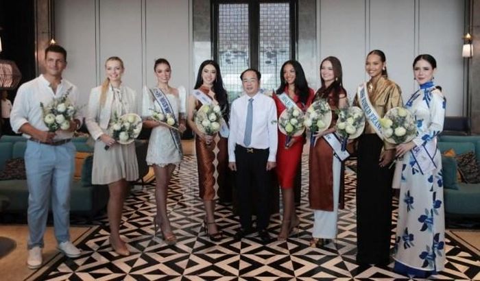 Ông Lê Ngọc Thanh, Giám đốc Sở VHTTDL Quảng Ninh chụp ảnh lưu niệm cùng đoàn thí sinh Miss World 2026