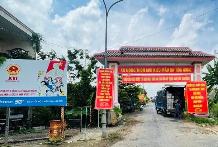 Tuyến đường xã Mỹ Hòa Hưng được treo cờ phướn rực rỡ chào mừng 138 năm Ngày sinh Chủ tịch Tôn Đức Thắng