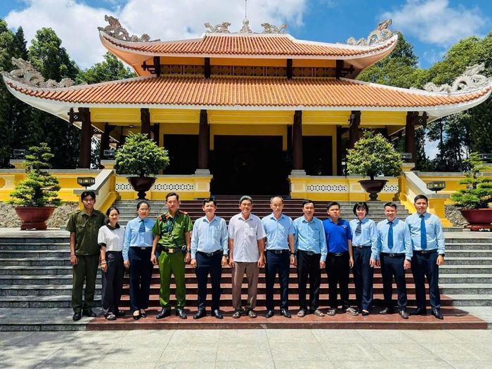 Lãnh đạo xã cùng các ban, ngành, đoàn thể dâng hương tại Khu lưu niệm Chủ tịch Tôn Đức Thắng